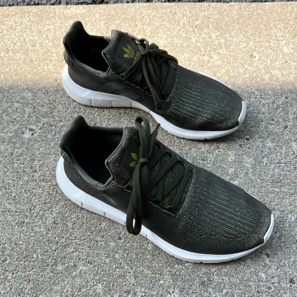 Women’s Adidas Sneaker - Picture 2 of 3